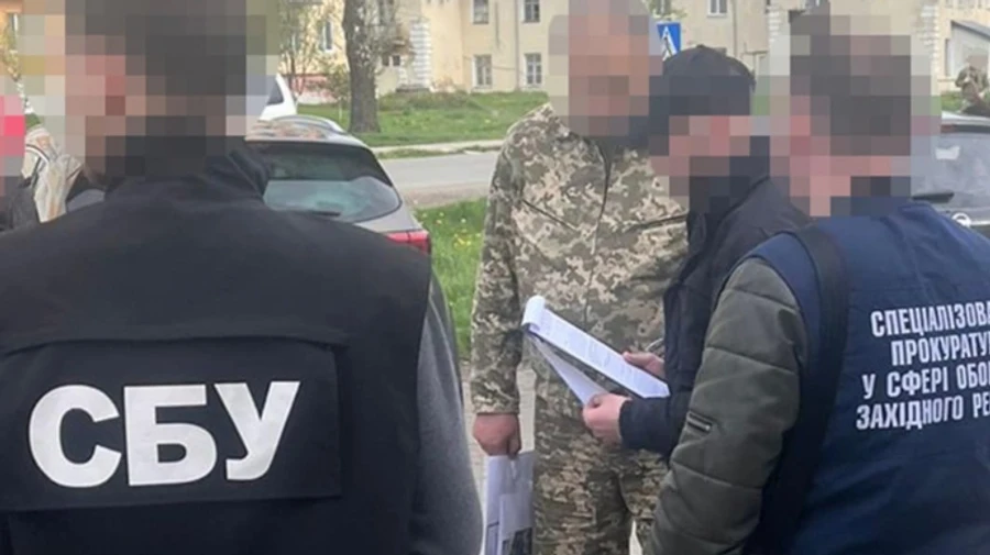 Военный продал уклонисту место в делегации для выезда за границу 