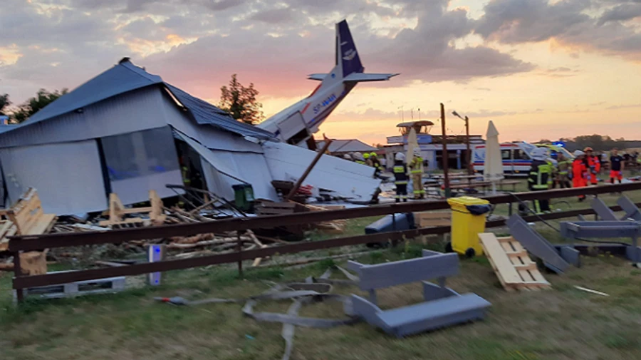 Под Варшавой самолет врезался в ангар: есть погибшие и раненые