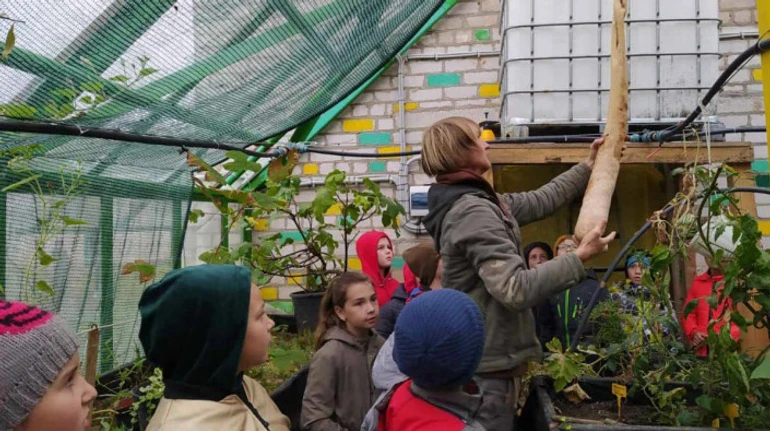 Відновив теплицю свого дитинства. Як скульптор на Житомирщині прищеплює любов до рослин школярам