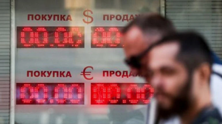 Продавцы не успевают печатать новые ценники. Как санкции вынуждают страдать россиян