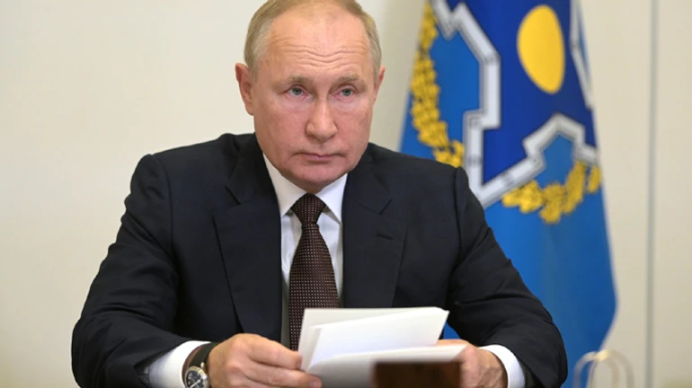 Путин говорит, что его окружили десятки больных COVID 