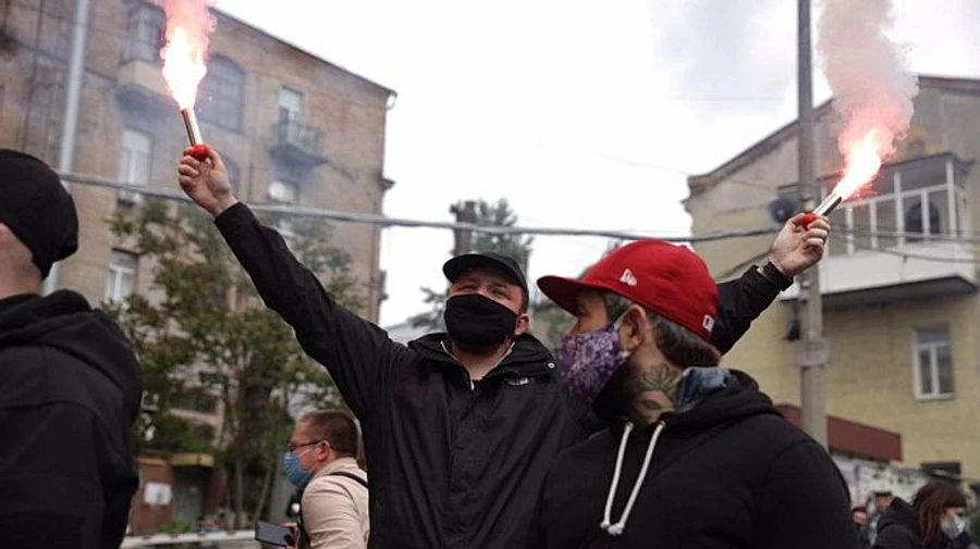 Через фаєри й петарди під офісом Медведчука відкрили провадження