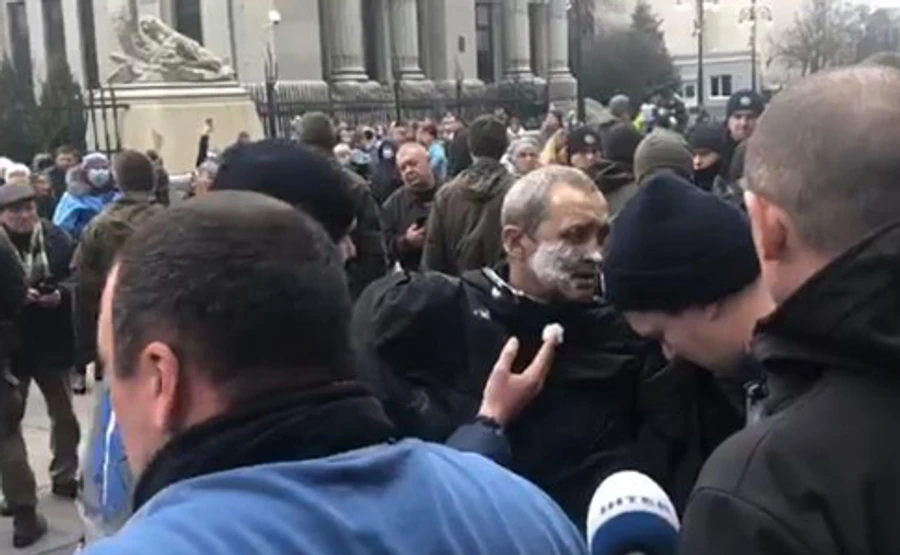 Под офисом Зеленского мужчина поджег себя