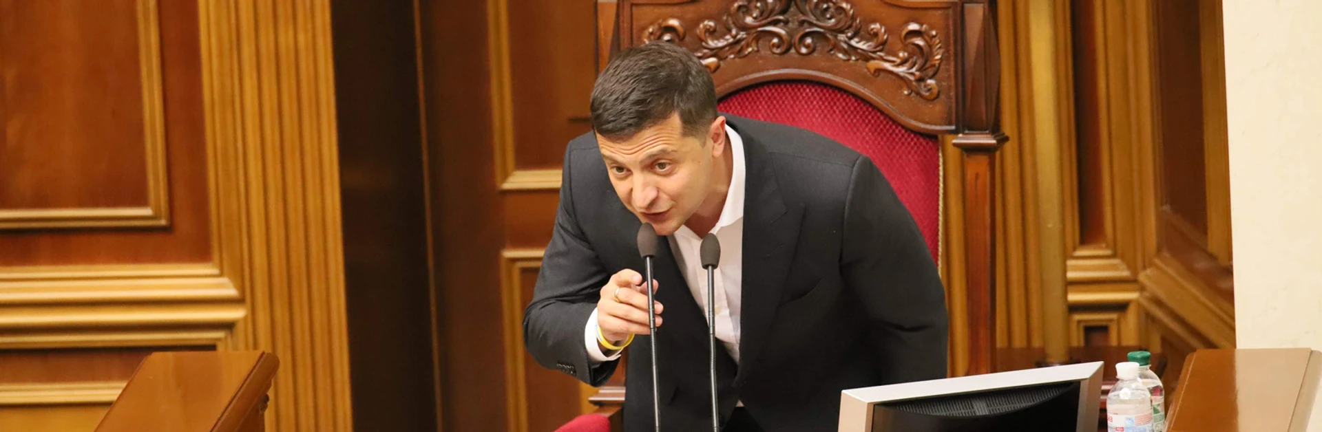 Вдвічі більше негативу для Зеленського та обвал довіри до Ради. Що відбувається