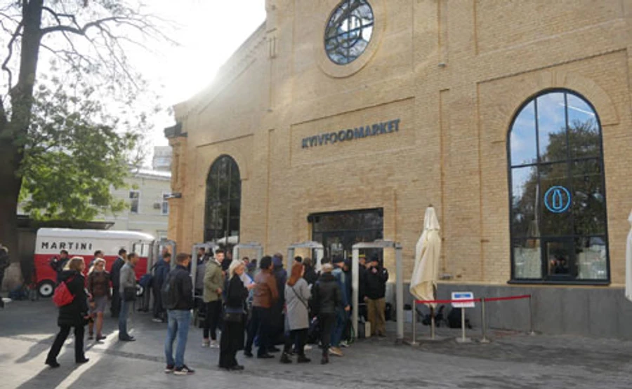 Рамки і черга: журналісти збираються на зустріч з президентом на ринку 