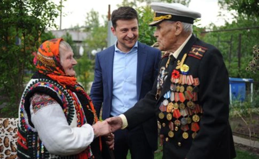 Зеленський опублікував фото із зв’язковою УПА і військовим СРСР