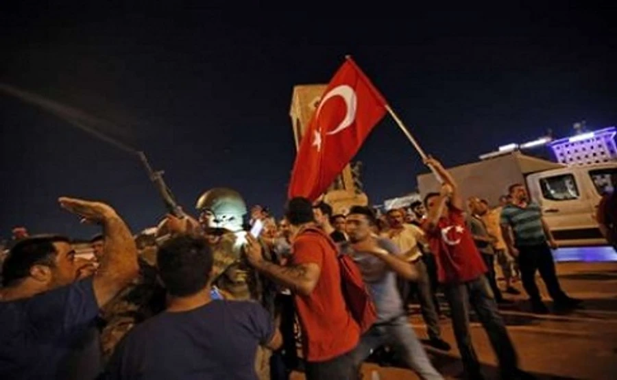 Премьер Турции говорит, что переворот остановлен. Обвинил оппозиционного проповедника