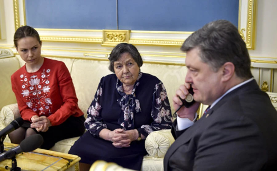 РосЗМІ: Літак Порошенка в найближчі години прилетить за Савченко