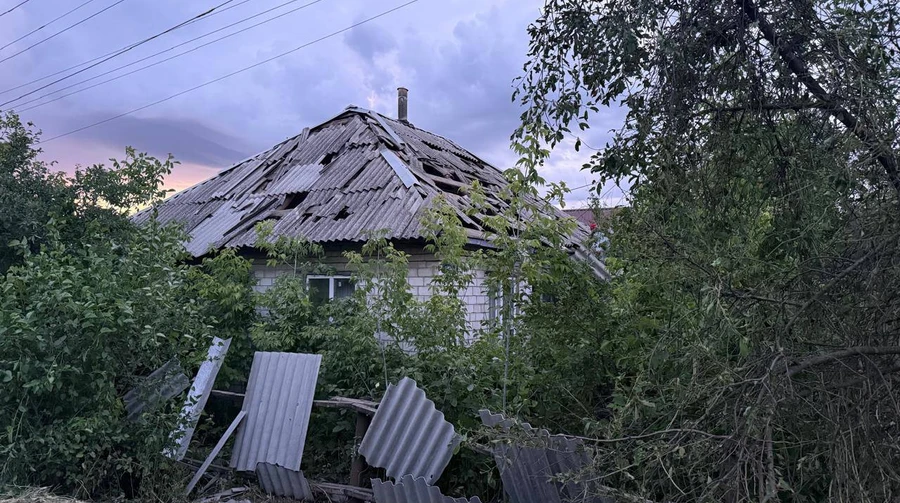 Російські війська вдарили по житлових будинках в Балаклії: є загибла та постраждала