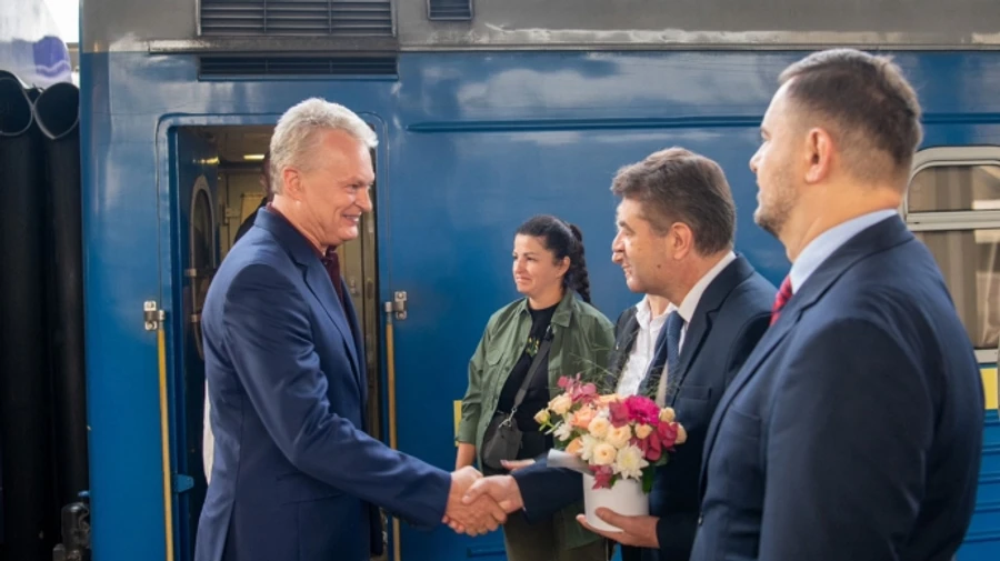 Lithuanian president and Latvian PM arrive in Ukraine – video