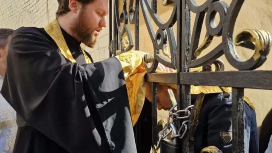 Комісія продовжує огляд лаври у Києві, УПЦ МП жаліється, що причащала людей через паркан