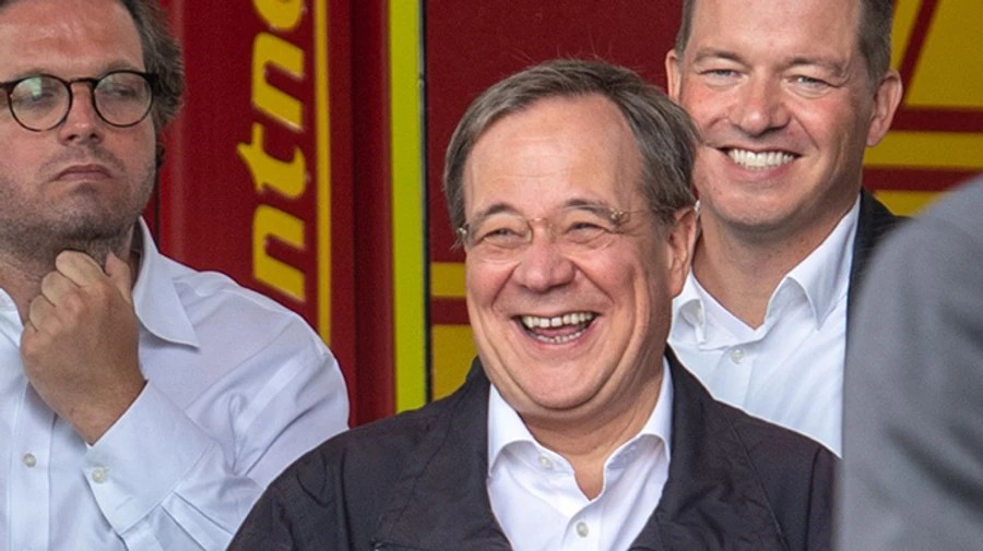 Немцы критикуют кандидата блока Меркель на фоне катастрофических наводнений