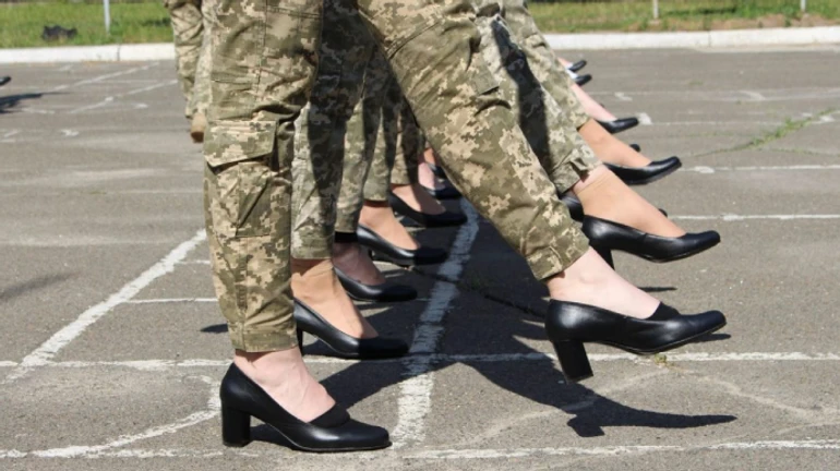 Скандал с каблуками: министр обещает более низкую высоту, Минобороны кивает на приказ