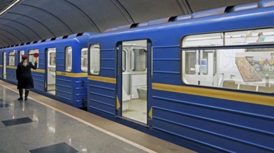 У центрі Києва зачиняли станцію метро: шукали вибухівку