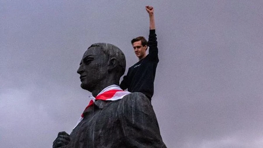 Сковороде в центре Киева повязали флаг Беларуси