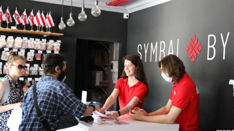 В Минске спецназ задержал очередь в магазин национальных сувениров