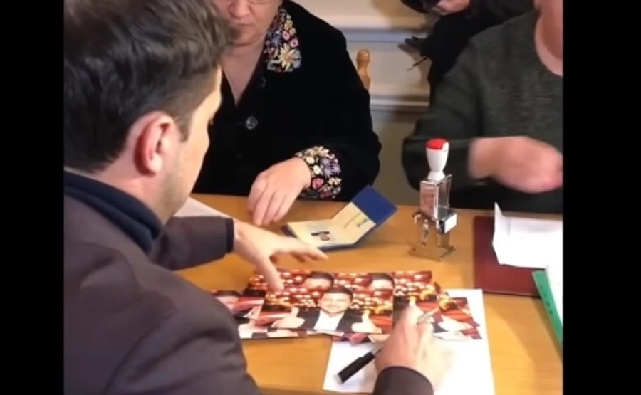 У Зеленського брали автографи працівники ЦВК