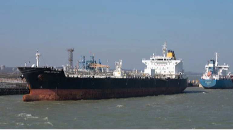 Petroliera russa sospetta di bandiera falsa fermata a Marsiglia