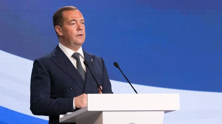 Медведєв зізнався, що Росії начхати на думку G7 про спроби окупувати Україну