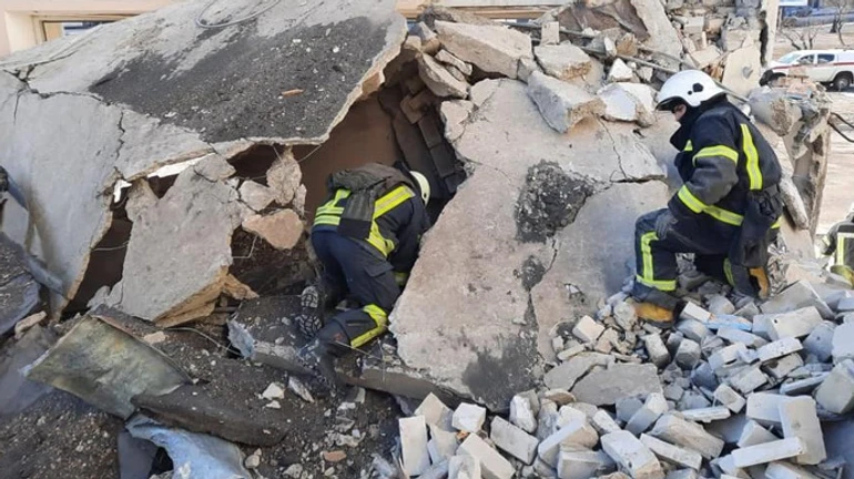 Росіяни знову скинули бомби на місце, де ховалися маріупольці: люди під завалами 