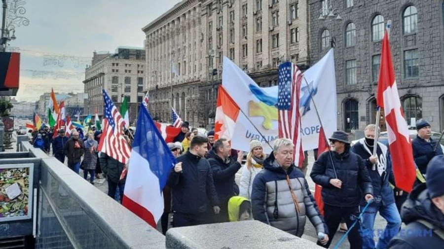 В Киеве иностранцы вышли поддержать Украину перед угрозой РФ