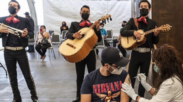 Чек на 100$ и зал пыток: как в мире убеждают прививаться от коронавируса