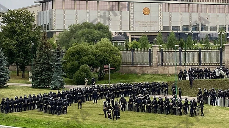Протестующие подошли к Дворцу независимости, Лукашенко прилетел с автоматом
