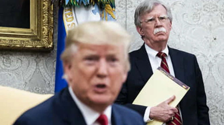 На грани предательства и патриотизма: какие последствия будут иметь скандальные мемуары экс-советника Трампа