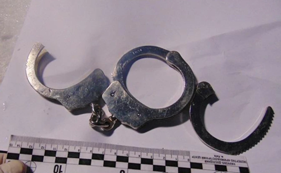 В центре Киева мужчину приковали наручниками и ограбили