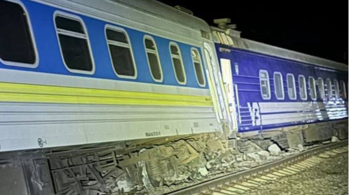 На Харківщині вантажівка зіткнулась з пасажирським потягом: постраждав машиніст, деякі рейси затримуються