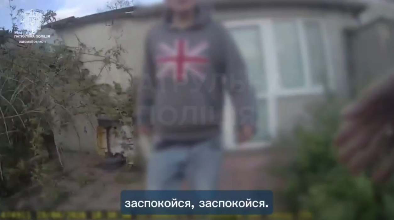 В Одесі поліцейські затримали агресивного чоловіка з ножем, який поранив дитину