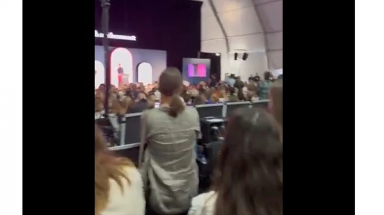 Украинцы включили воздушную тревогу и скандировали во время выступления Навальной в Лиссабоне