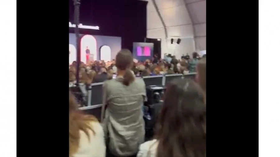 Украинцы включили воздушную тревогу и скандировали во время выступления Навальной в Лиссабоне