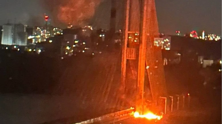 Втретє за день російський дрон влучив по Південному мосту в Києві