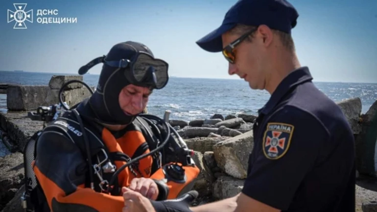 В Одесі під час шторму дівчину хвилею змило в море, тіло досі шукають