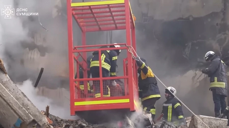 Strike on apartment block in Sumy: Body recovered from rubble – video