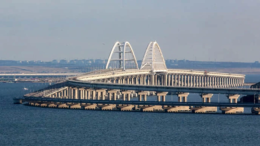 Цієї ночі росіяни на годину перекривали Кримський міст