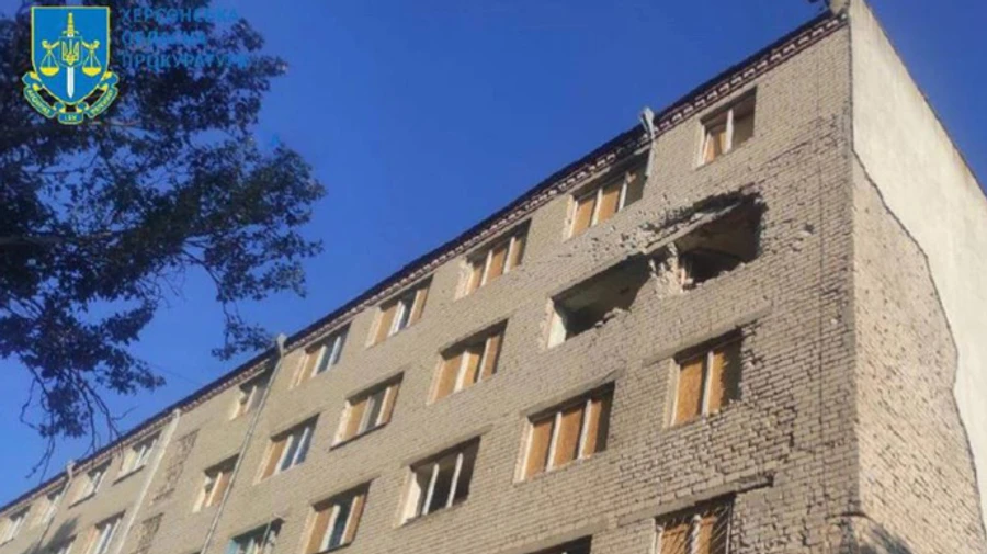 Russian attack Kherson in morning, killing 2 people