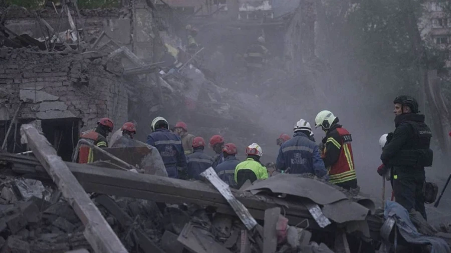 У Києві з-під завалів будинку дістали живого чоловіка