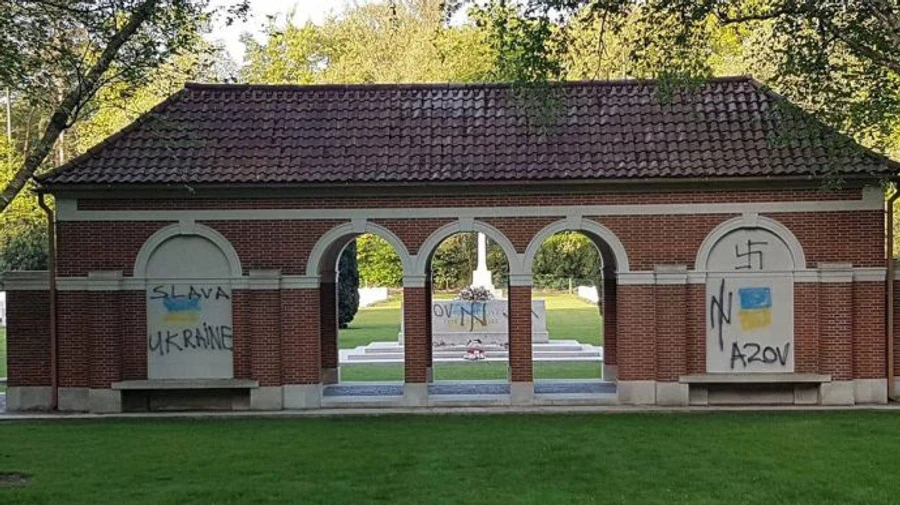 Україна вважає провокацією вандалізм на кладовищі у Нідерландах із символами полку Азов