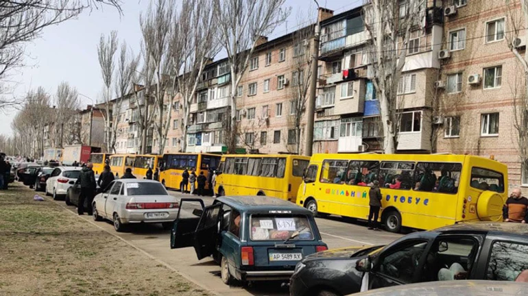 Эвакуационные автобусы с людьми наконец выехали из Мелитополя – мэр