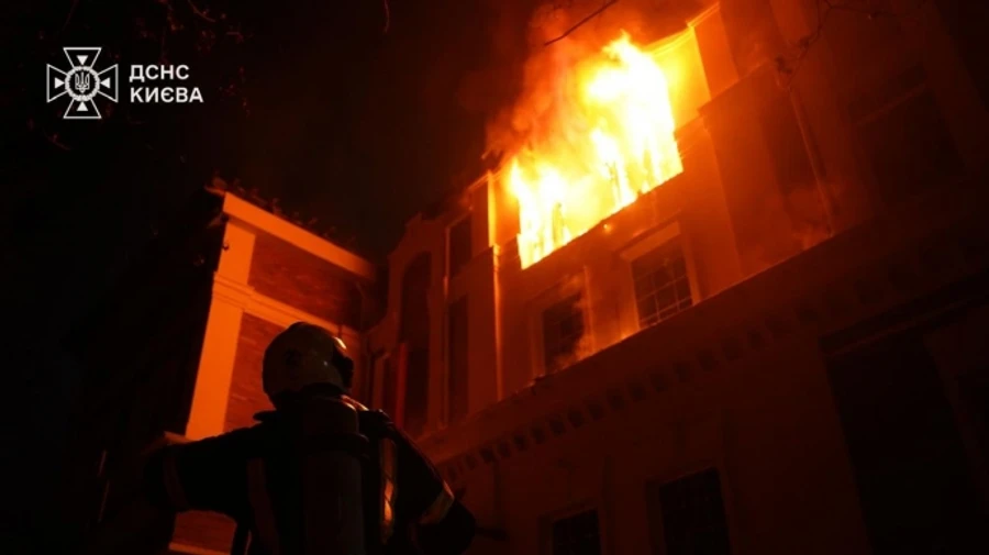 У Києві впали уламки російського дрона: виникла пожежа в будинку
