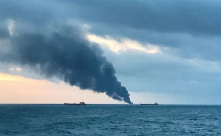 Загиблих під час пожежі на суднах у районі Керченської протоки вже 14