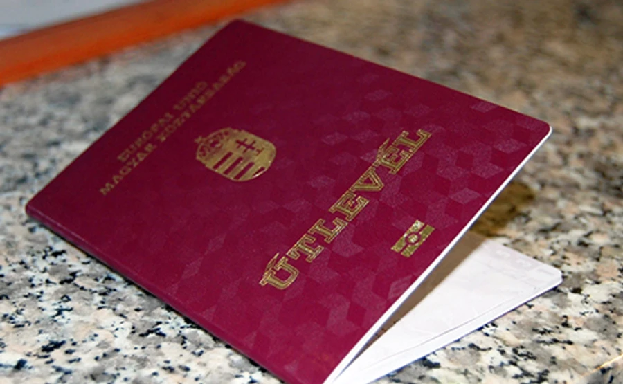 Угорщина роздала на Закарпатті понад 100 тисяч паспортів – МЗС