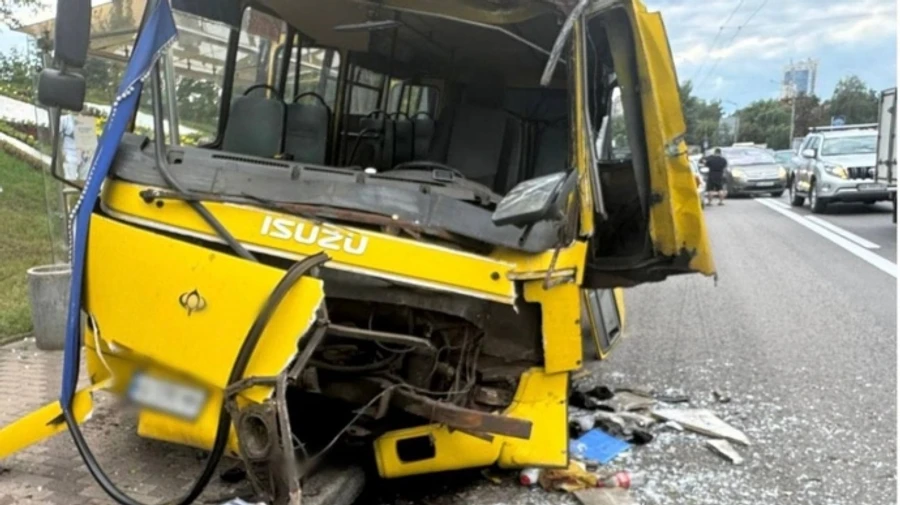 У Києві маршрутка зіткнулася з автобусом: двоє постраждалих