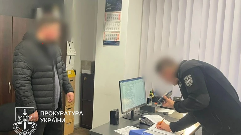 Двух полицейских, избивших мужчину возле ТЦК в Киеве, отправили под домашний арест