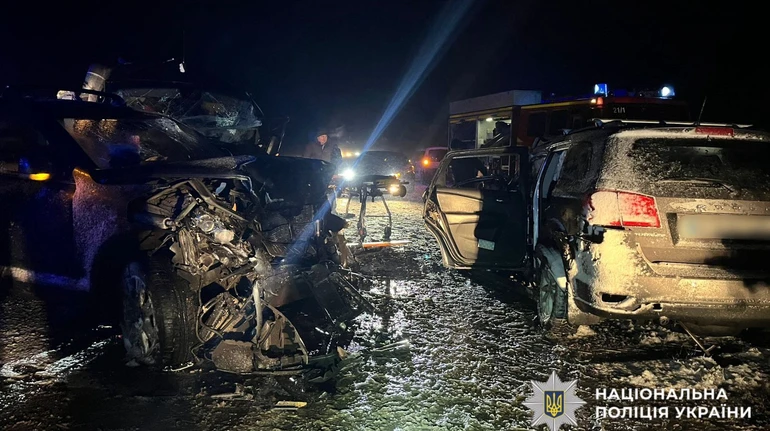 В ДТП в Киевской области погиб человек, 13 пострадавших