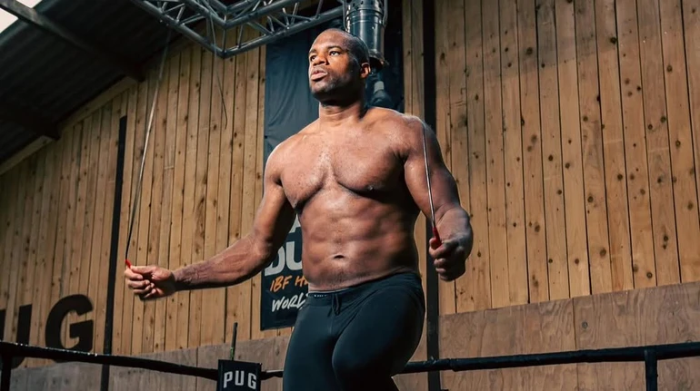 Дюбуа посягнул на чемпионский пояс Уордли