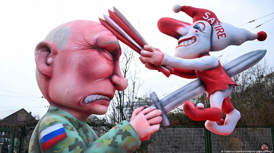 Satirical figures of Putin and world leaders are paraded at Düsseldorf Carnival – photos