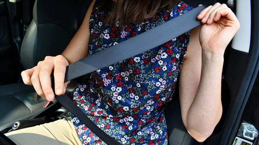 Менше половини українців постійно пристібаються в авто